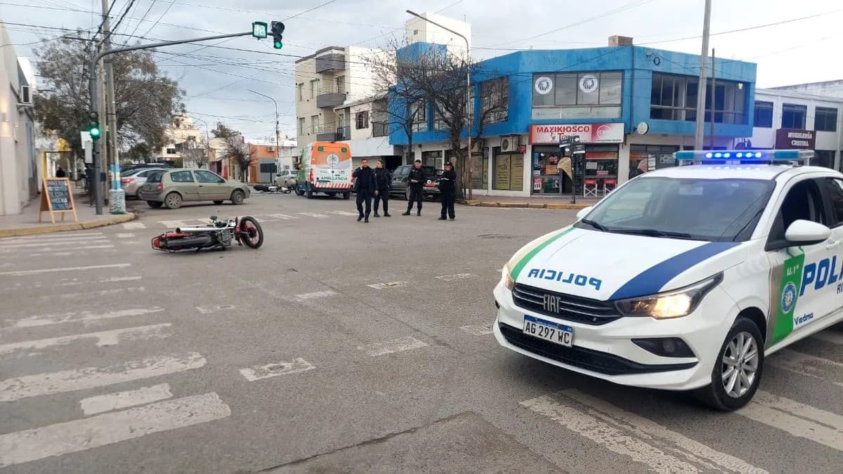 Choque frontal entre dos motos en el centro de Viedma dejó dos heridos