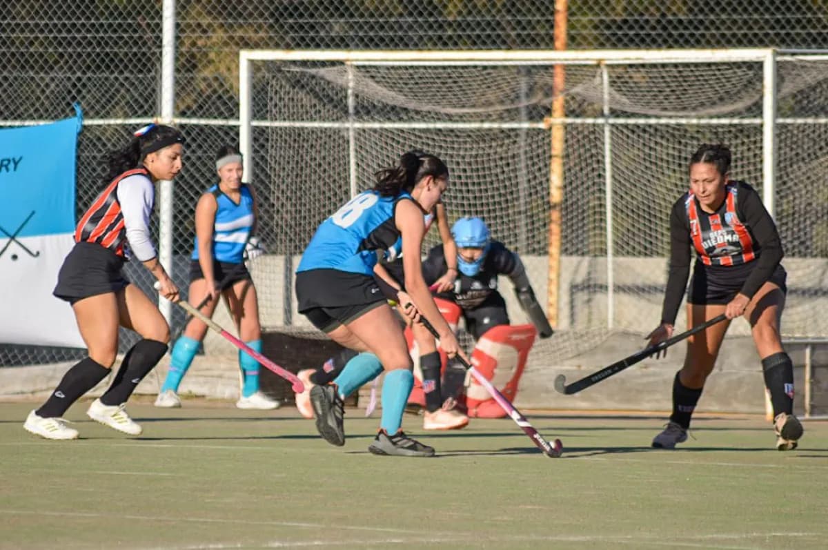 Arranca el Clausura de hockey en Viedma con nueva iluminación en la cancha