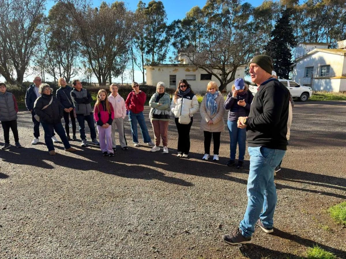 Stroeder recibió una caravana turística con historia y cordero patagónico