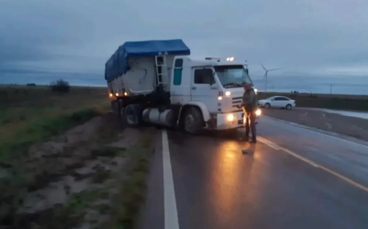Un camión quedó encajado en la banquina de la Ruta 3 y complicó el tránsito cerca de Villalonga