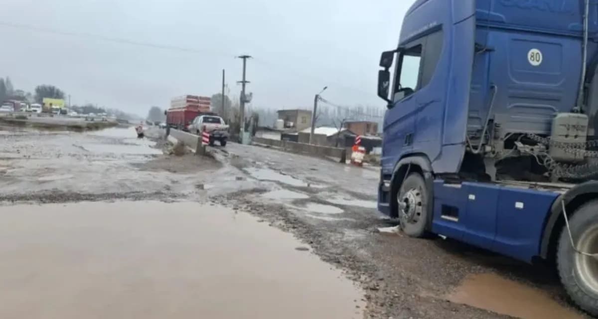 Baches y lagunas complican el tránsito en las rutas 22 y 151 en Cipolletti