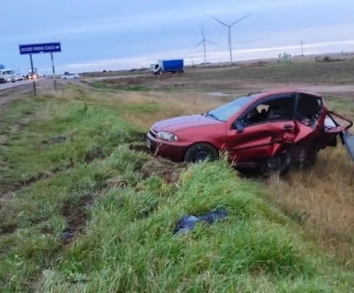 Choque de dos autos en la Ruta 3 a la altura del Parque Eólico dejó dos heridos
