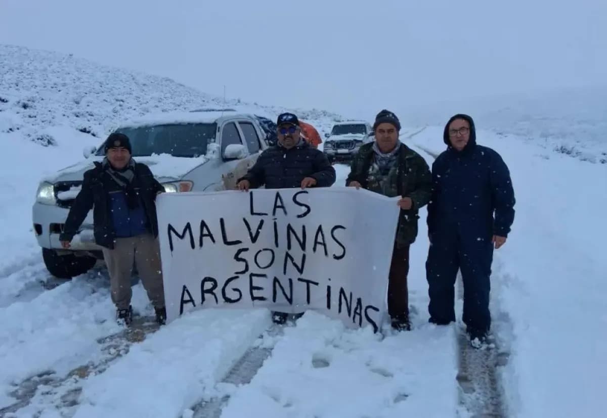 Veteranos de Malvinas del Alto Valle completaron la entrega de donaciones en la Línea Sur pese al temporal