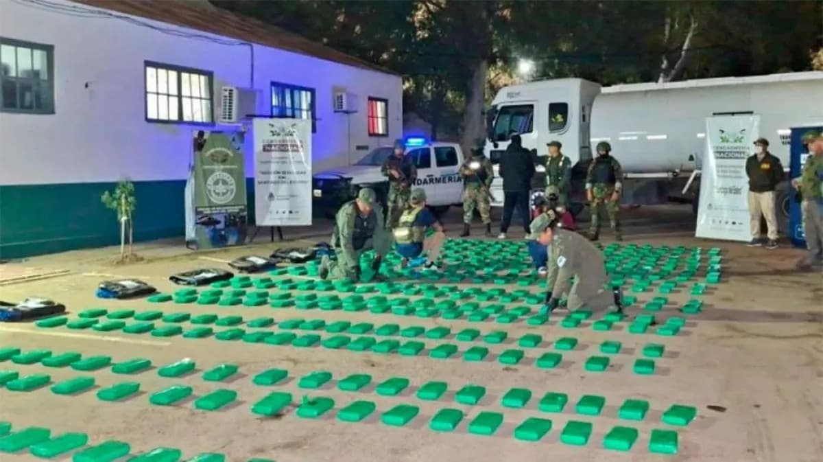Secuestraron 446 kilos de cocaína ocultos en un camión cisterna en Santiago del Estero