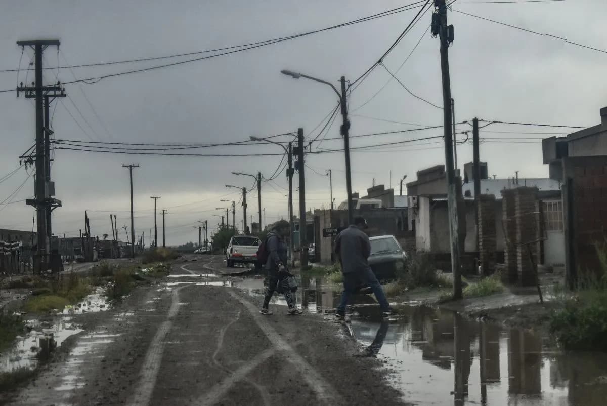 Lluvias en Viedma: anegamientos en Álvarez Guerrero y Esperanza, y fallas en el alumbrado
