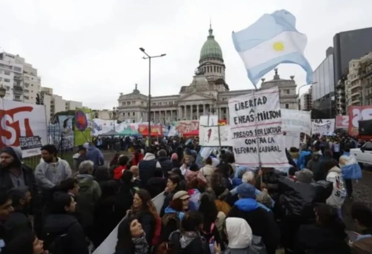 Protesta multitudinaria frente al Congreso por el debate de la Ley de Propiedad Privada