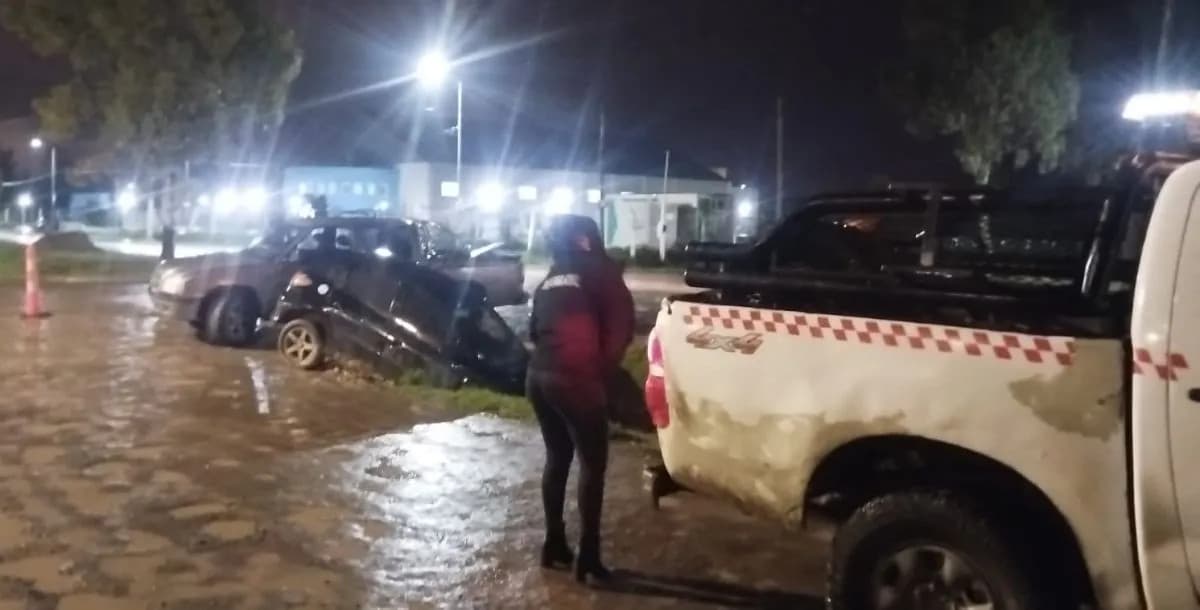 Un auto cayó en una alcantarilla en El Progreso y vecinos denunciaron el mal estado de las calles