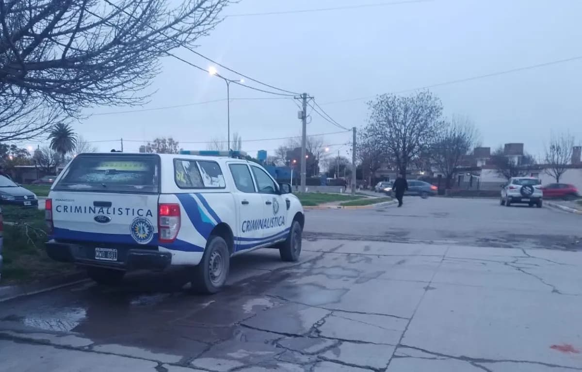 Chocó en moto contra una camioneta en Viedma y el casco evitó lesiones graves