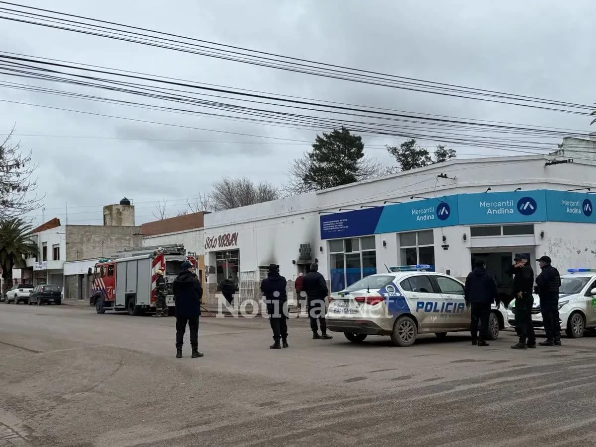 Incendio en una casa céntrica de Viedma: la beba rescatada tiene dificultades respiratorias