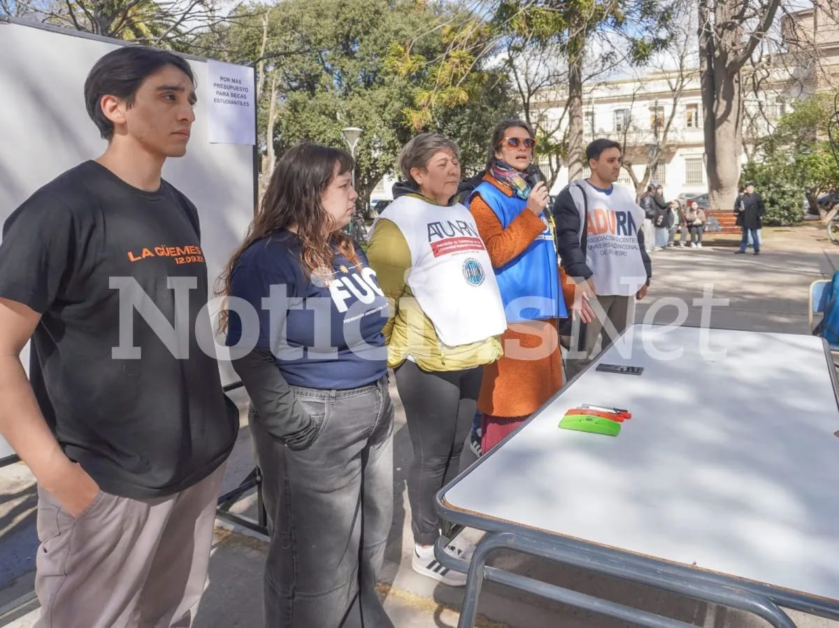 Docentes universitarios de Viedma llevaron sus clases a la Plaza Alsina en reclamo por presupuesto
