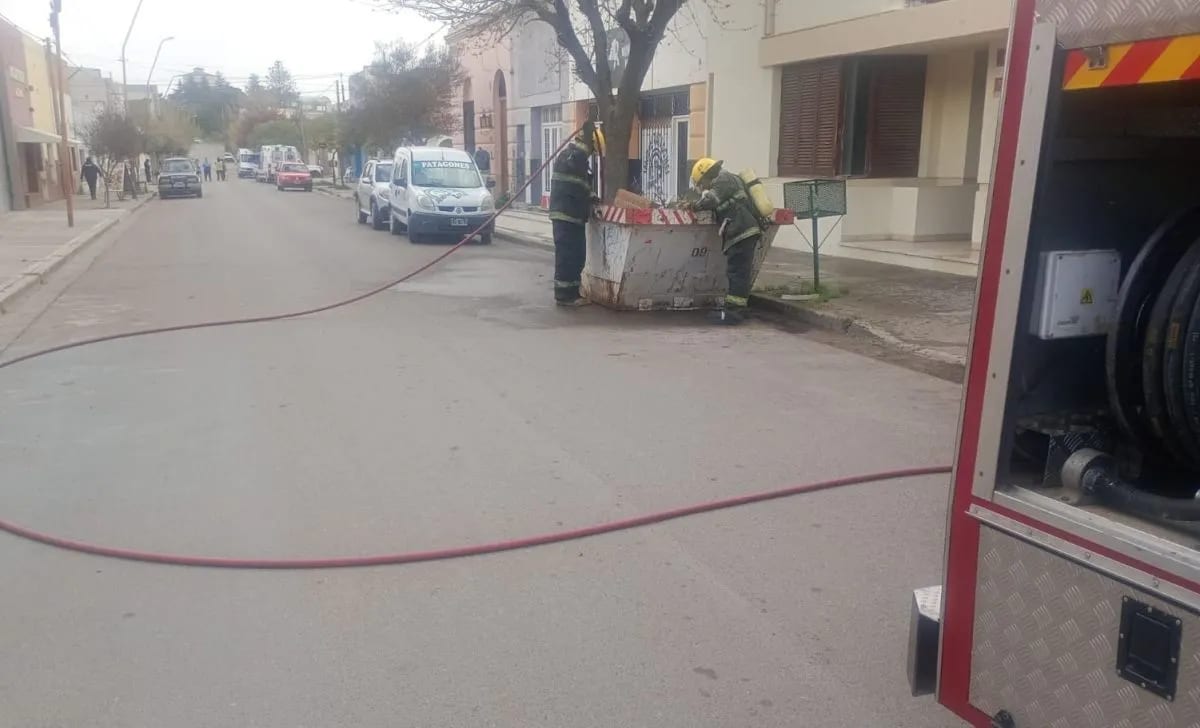 Un contenedor se incendió dos veces en Carmen de Patagones y movilizó a Bomberos