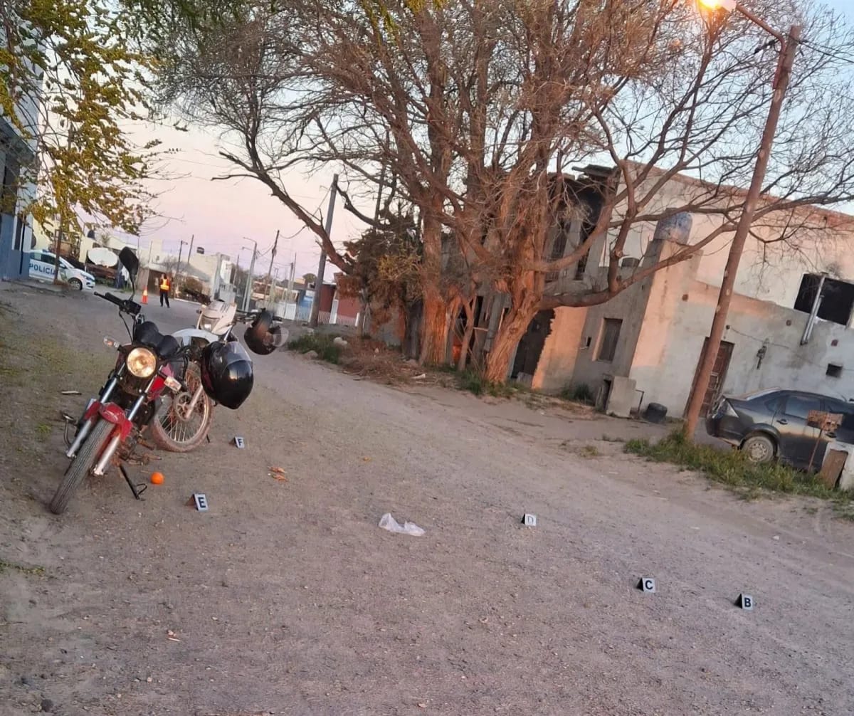 San Antonio Oeste: choque entre dos motos por un giro en U dejó una joven con fractura grave
