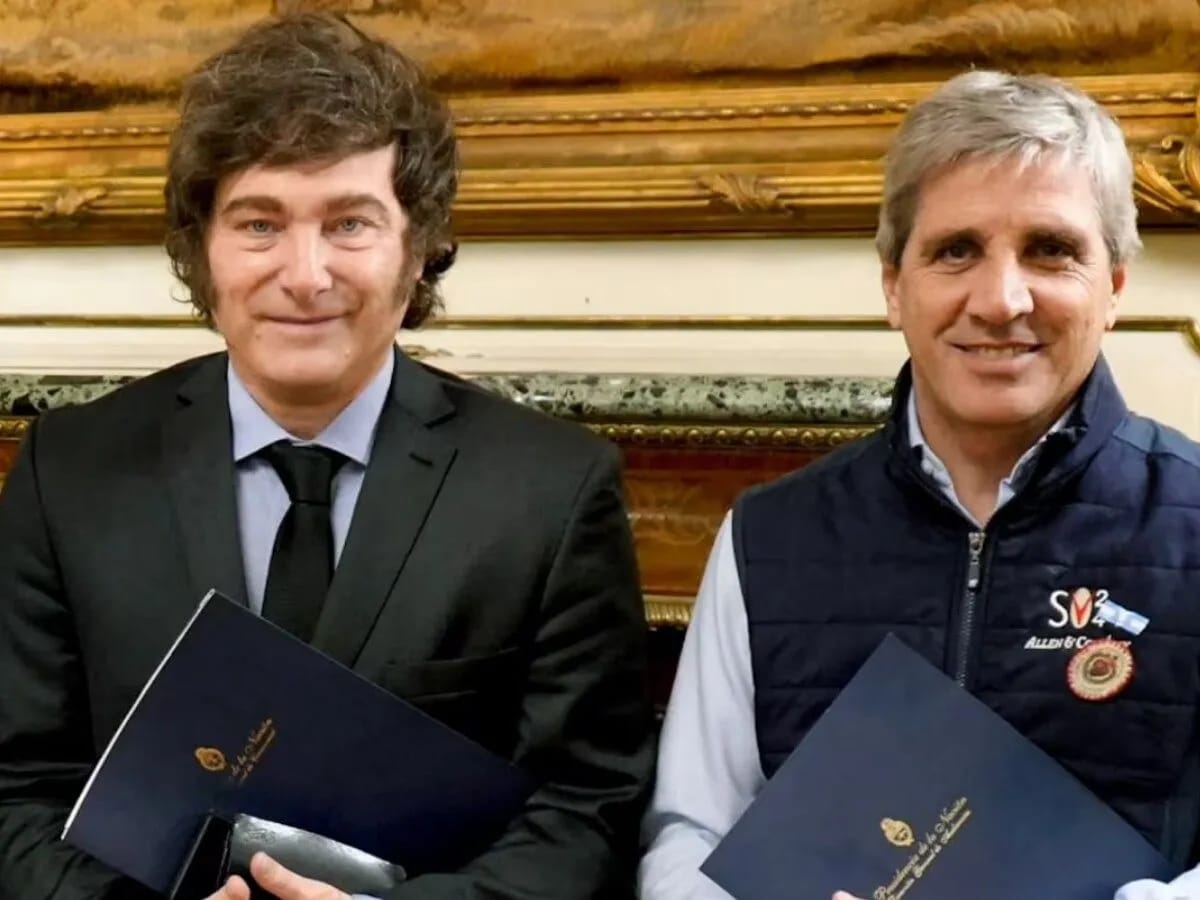 Caputo informó superávit fiscal en agosto pese a pagos de deuda