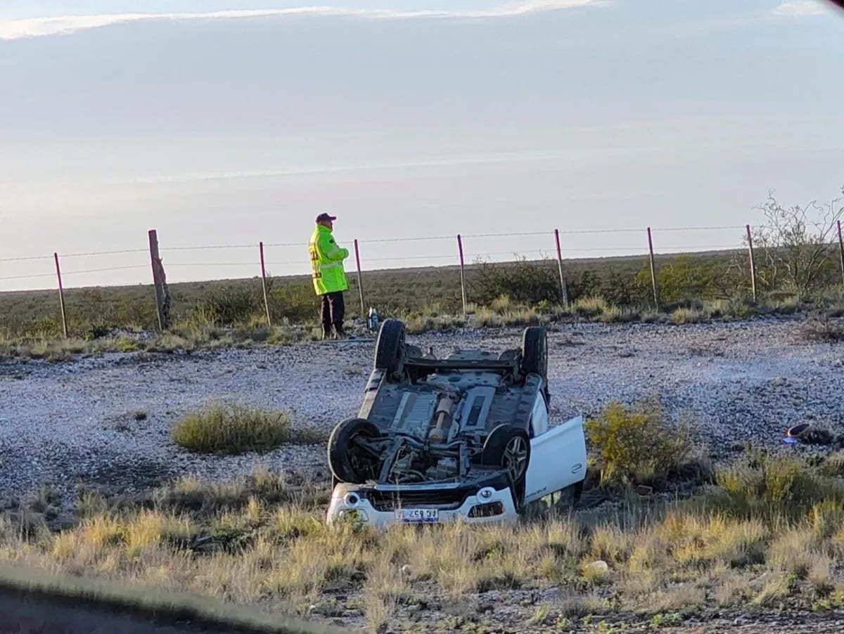 Vuelco de una camioneta en la Ruta 3 cerca de Las Grutas dejó dos heridas leves