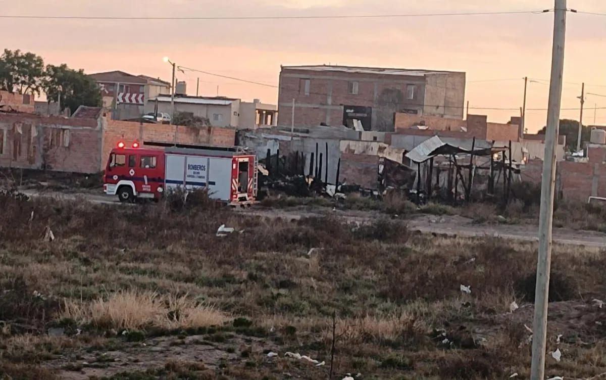 Las Grutas: dos incendios destruyeron viviendas precarias en la madrugada