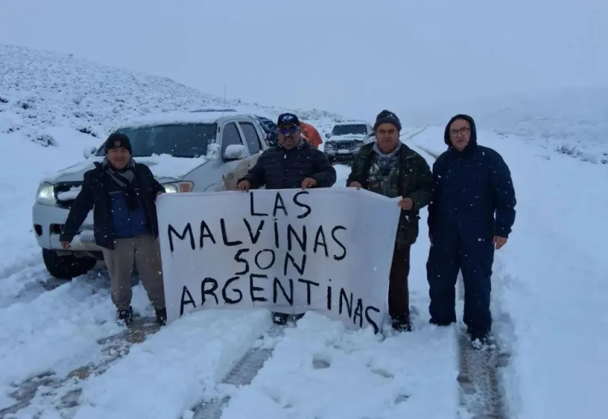 Veteranos de Malvinas del Alto Valle completaron la entrega de donaciones en la Línea Sur pese al temporal
