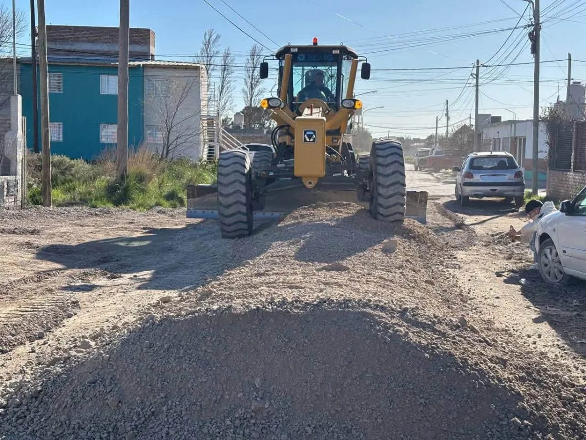 Viedma terminó de reparar 57 cuadras de tierra en Santa Clara y sigue con otros barrios