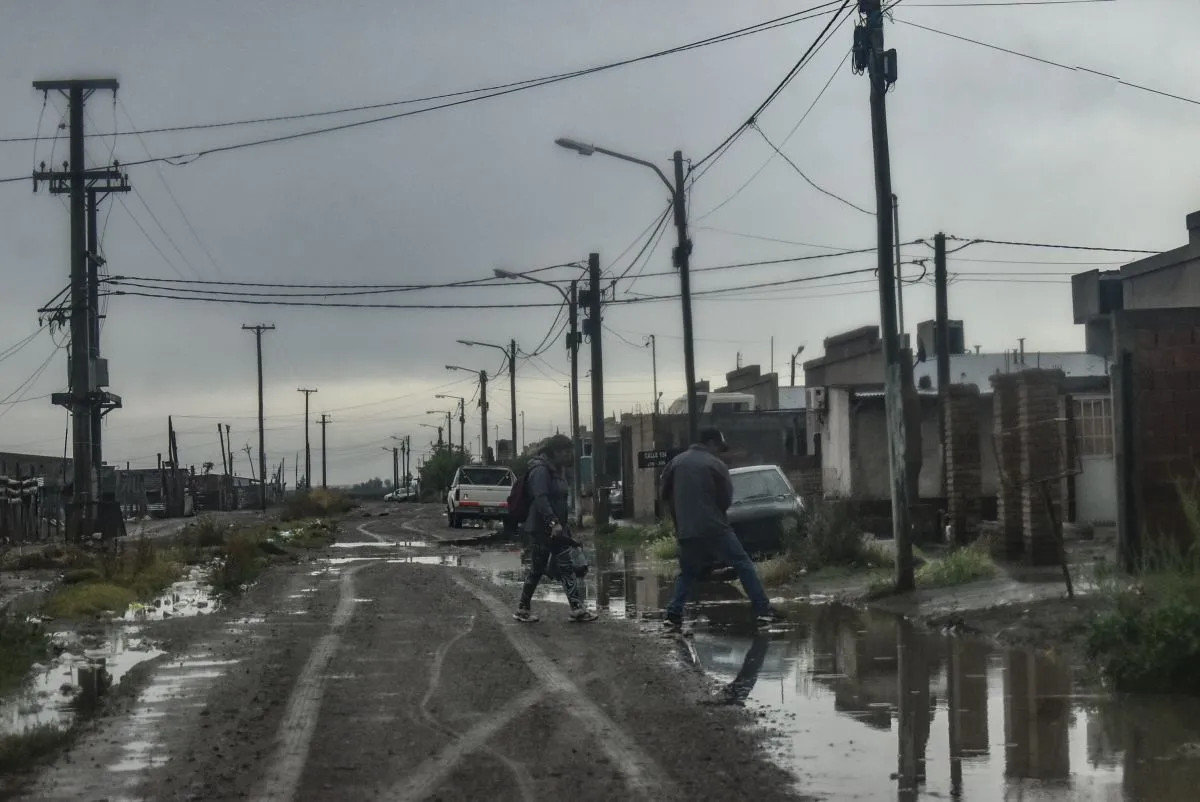 Lluvias en Viedma: anegamientos en Álvarez Guerrero y Esperanza, y fallas en el alumbrado
