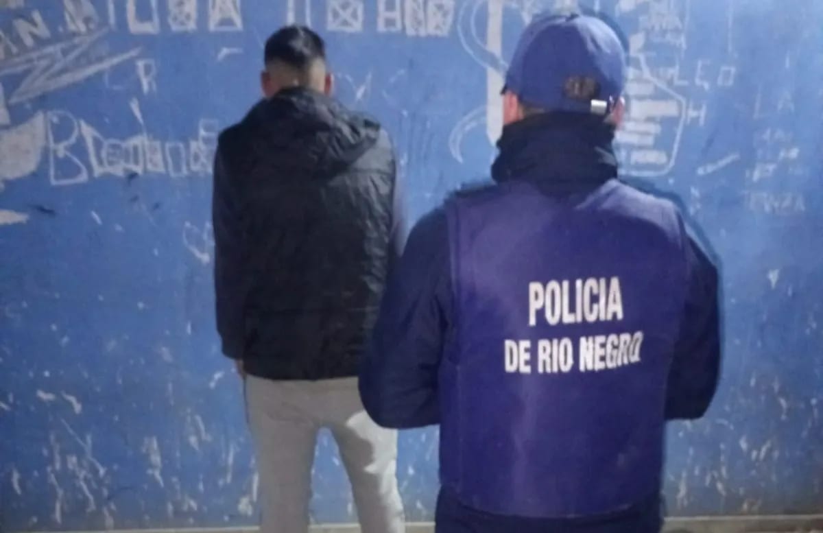 Detuvieron a un hombre por generar disturbios y agredir a policías en un supermercado de Viedma