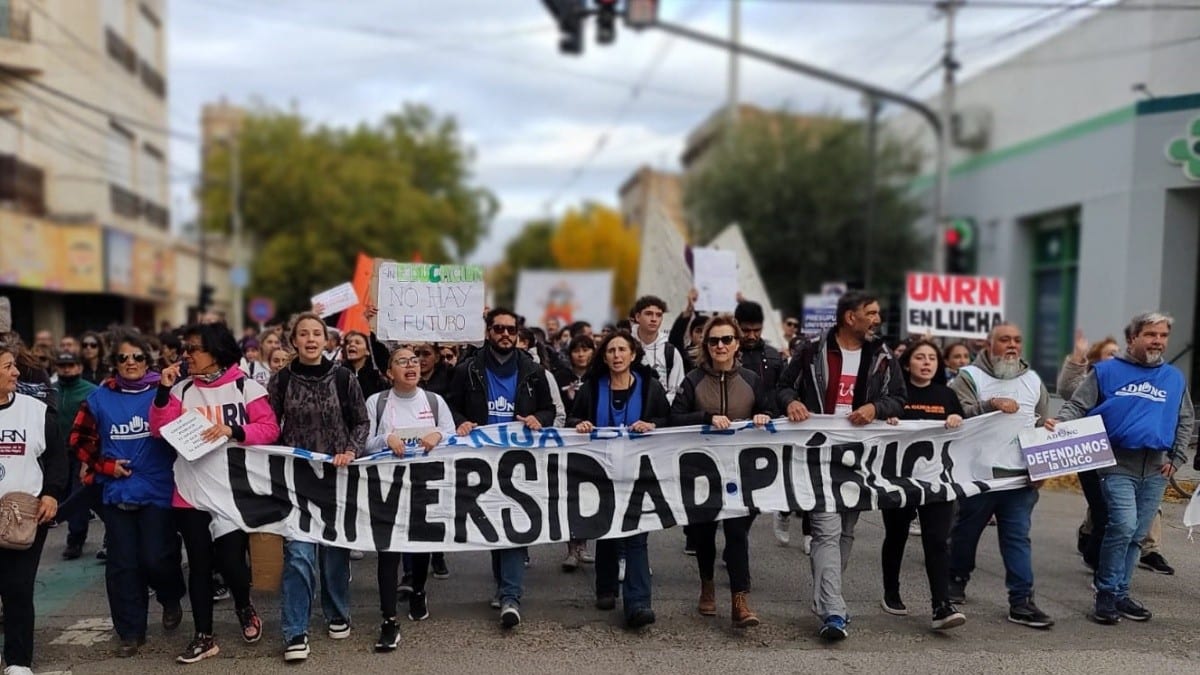 UNRN y UNCo vuelven a las calles con clases públicas en Plaza Alsina