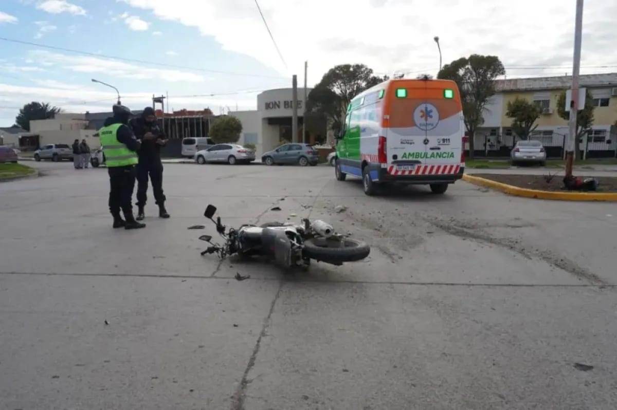Sigue crítico el motociclista que chocó con un taxi en Viedma