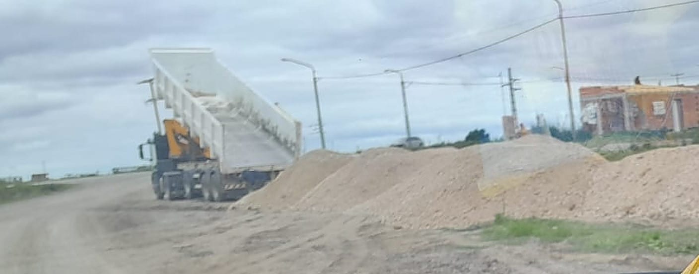 Camiones descargando macadán en un sector, barro en el resto: el reclamo de un vecino que espera hace años