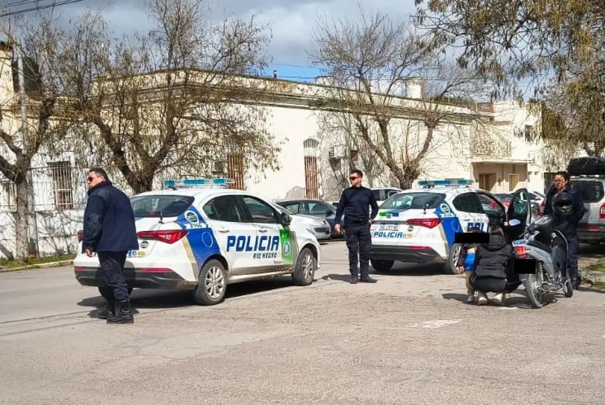 Chocó una moto con un nene a bordo en Viedma, pero solo hubo daños materiales
