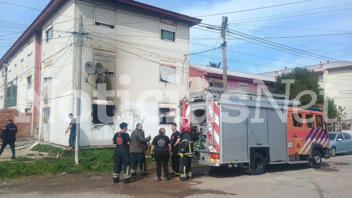 Incendio destruyó una vivienda en el barrio 1016 de Viedma y sospechan que fue intencional
